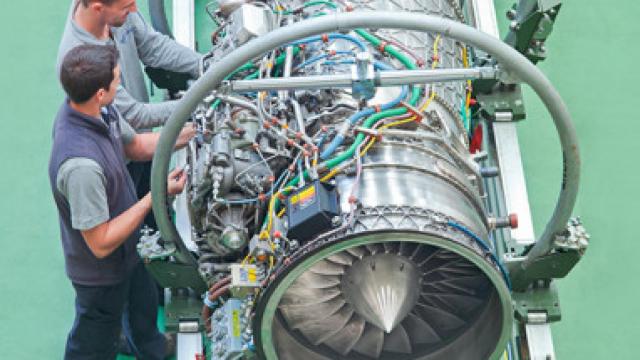 Trabajadores con una turbina de ITP Aero./ CV