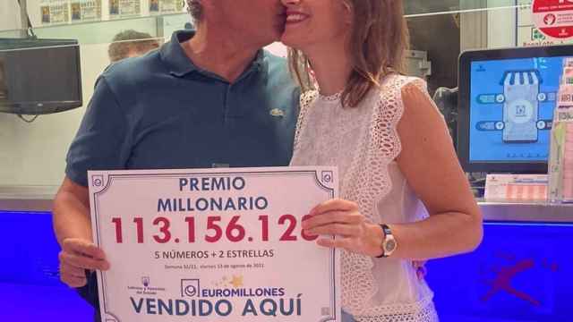Responsables de la administracin de lotera del centro comercial Artea, en Leioa, que registraron un premio de 113 millones./ EP