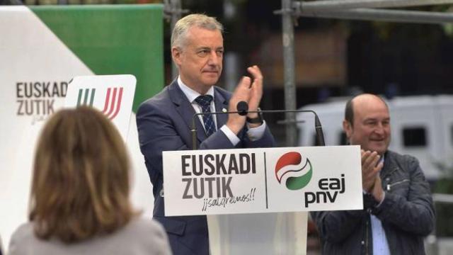 Iigo Urkullu y Andoni Ortuzar en un acto electoral. / EFE