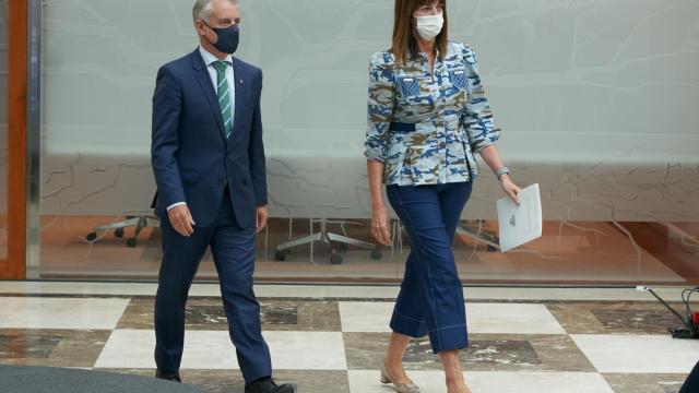 El lehendakari Urkullu camina con la vicelehendakari Idoia Mendia./ EP