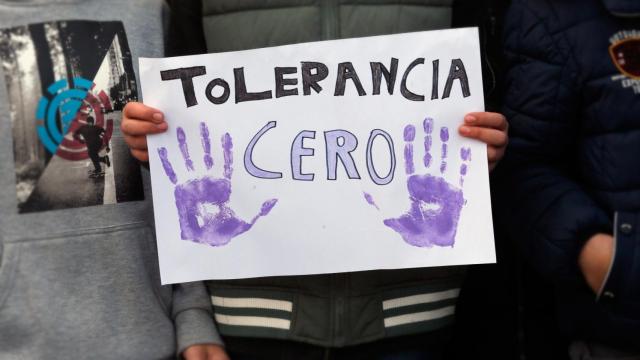 Un cartel denuncia la violencia machista contra las mujeres. / EFE