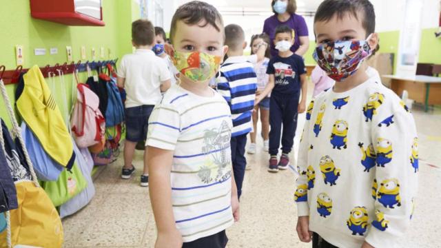 Nios con mascarillas en un centro escolar de Euskadi/Irekia