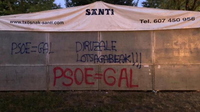 Pintadas en la txosna del PSE en las campas de Arrate en Eibar. / Twitter: @asensioji