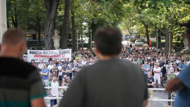 Asamblea de trabajadores durante el noveno da de huelga en Mercedes Vitoria / EP