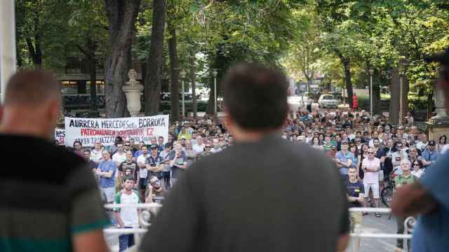 Asamblea de trabajadores durante el noveno da de huelga en Mercedes Vitoria / EP