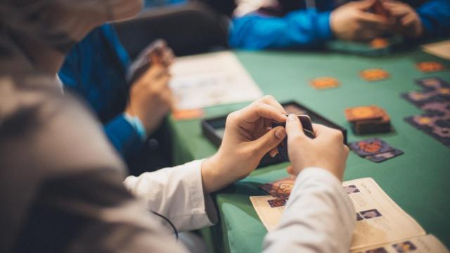Jugadores en una mesa / PEXELS