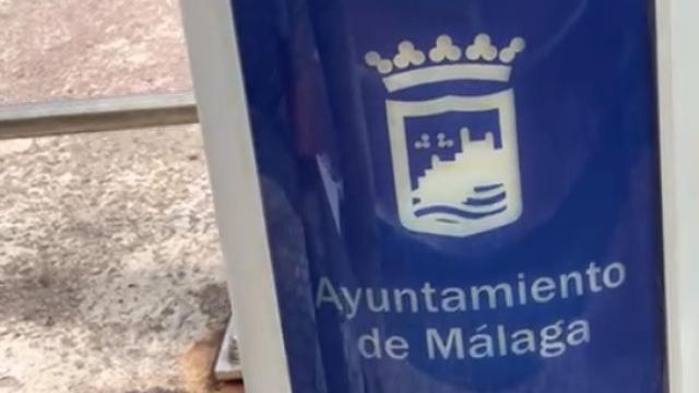 Poste de Dbus en el Paseo Nuevo de San Sebastin con el cartel del Ayuntamiento de Mlaga / BORJA COROMINAS
