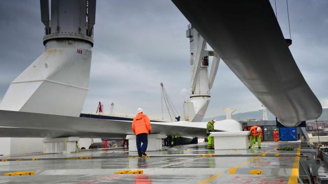 Tareas de estiba en el puerto de Bilbao. EP