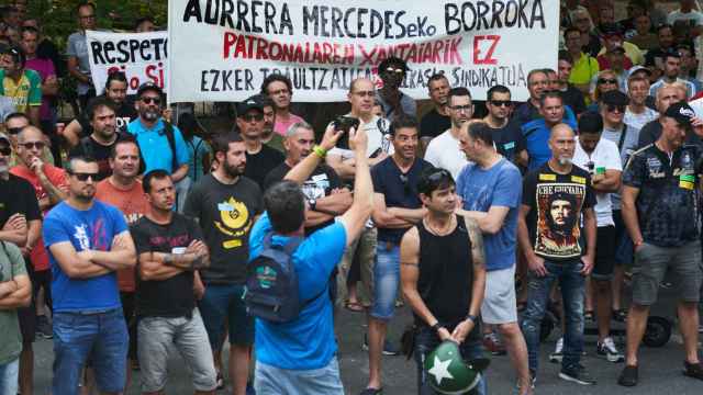 Trabajadores de Mercedes Vitoria durante la asamblea de este viernes / L. Rico (EFE)