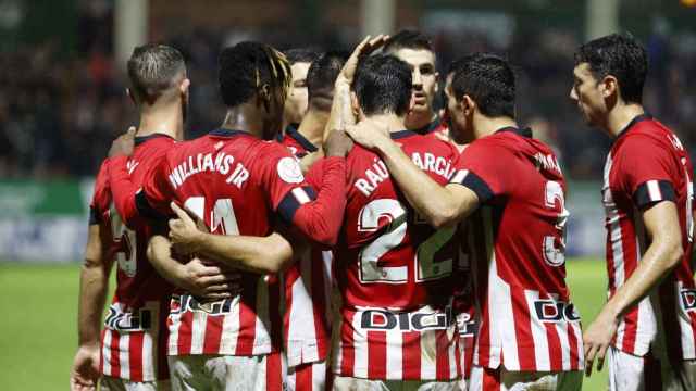 Jugadores del Athletic con el logo de Digi durante su partido contra el Sestao River / Luis Tejido (EFE)