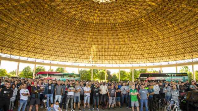 Trabajadores de Mercedes Vitoria durante la huelga de 2022. / EFE