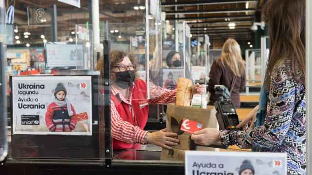 El programa de ayuda a Ucrania ha permitido aportar dos toneladas de alimentos y 850.000 euros a la poblacin ucraniana / Eroski