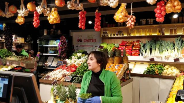 Uno de los comercios en el Mercado de Abastos de Vitoria, en lava. / Euskadi.eus