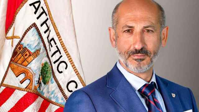 Aitor Elizegi Alberdi ante una bandera del Athletic