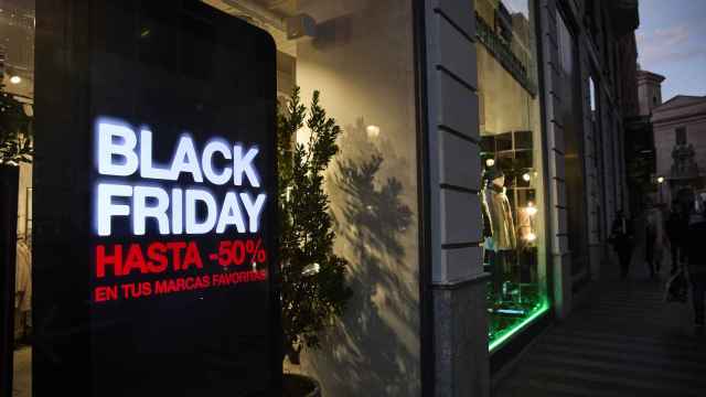 Un cartel anuncia los descuentos del 'Black Friday' en un comercio / EP