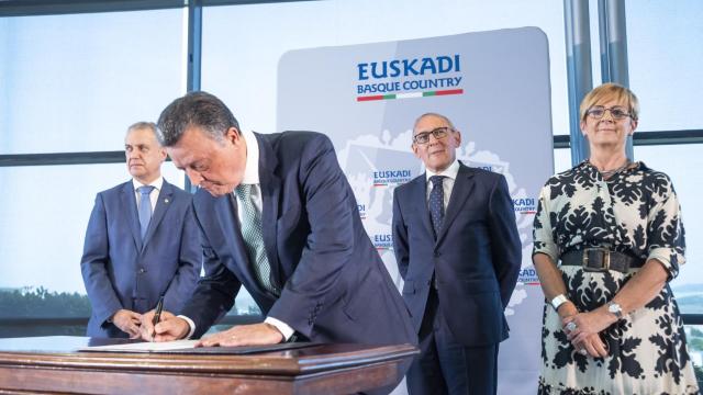 El director general de Mercedes Vitoria, Emilio Titos, durante la firma del memorndum / Irekia