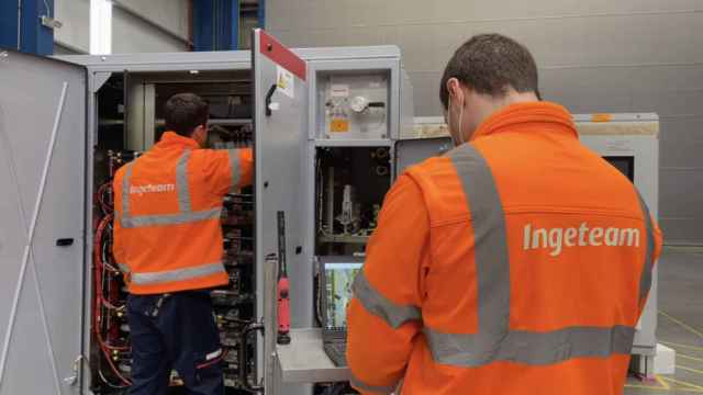 Dos trabajadores de Ingeteam trabajan en un convertidor / Ingeteam