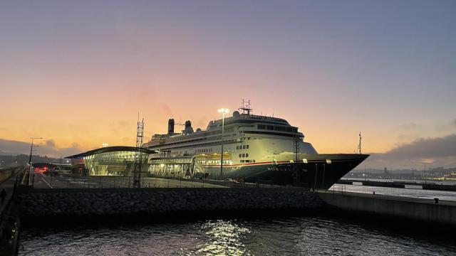 Crucero Borealis en su llegada al Puerto de Bilbao. / EP