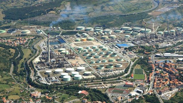 Vista area de la refinera de petrleo Petronor en Muskiz / CV