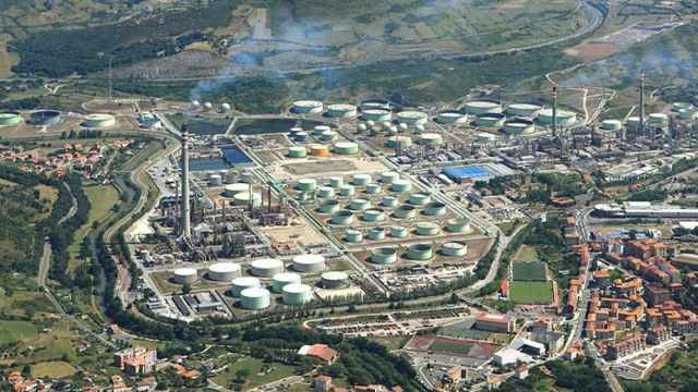 Vista area de la refinera de petrleo Petronor en Muskiz / CV