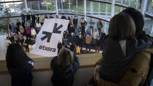 Imagen de la presentacin del nuevo logo de Sare y Etxerat. / Efe