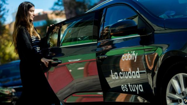 Una pasajera se sube a un coche de Cabify. / EP