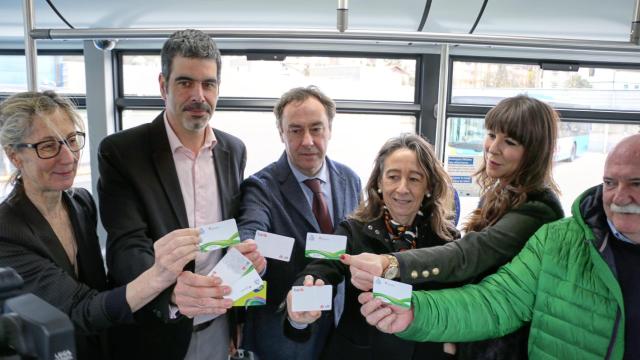 Cargos de los tres territorios sostiene las tarjetas del transporte pblico de cada uno: la Mugi, la Barik y la tarjeta BAT / Irekia