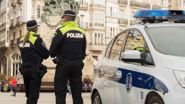 Dos agentes de la Policía Local de Vitoria en una imagen de archivo
