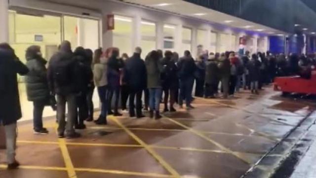Imagen de las colas para pasar el control de pasaportes. /EiTB