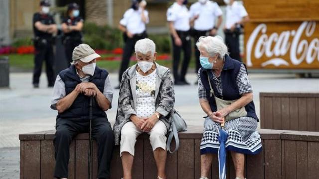 Personas con mascarilla en la calle. / EFE
