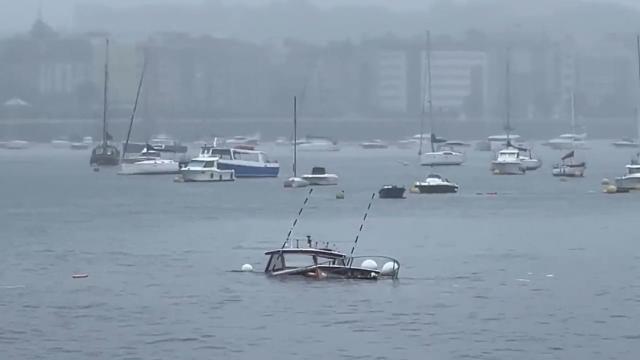 Imagen de la embarcacin medio hundida este sbado / CV