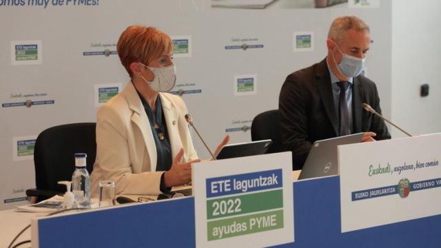 La consejera de Desarrollo Econmico, Arantxa Tapia, junto con el director general del grupo SPRI, Aitor Urzelai. / IREKIA