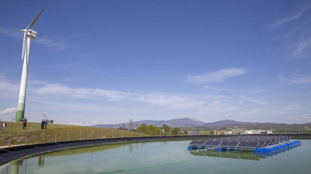 Prototipo de la plataforma fotovoltaica flotante de Emica Solar / David Aguilar (EFE)