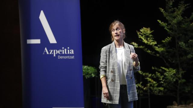 La alcaldesa de Azpeitia, Nagore Alkorta, durante la asamblea de Statkraft con los vecinos / EFE