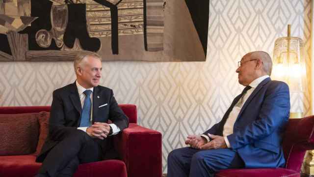 El lehendakari, Iigo Urkullu, junto al embajador de Francia en Espaa, Jean-Michel Casa, en una reunin sobre la conexin del TAV entre Euskadi y Dax / EFE / IREKIA