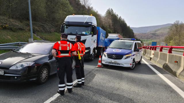 Agentes de la Ertzaintza durante un control de camiones / Irekia