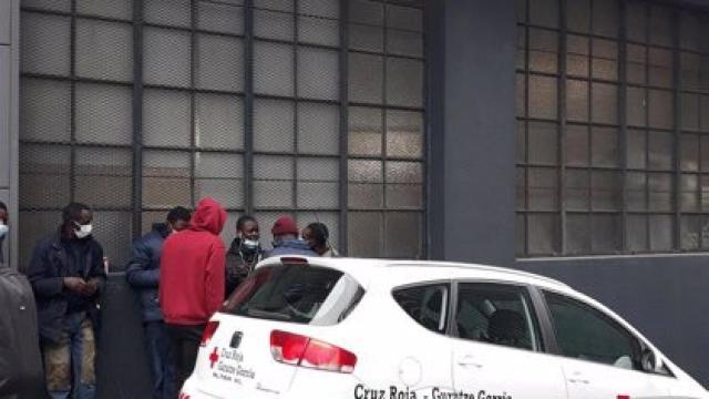 Migrantes en trnsito en el albergue de Cruz Roja de Irun. / EP