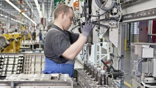 Un operario trabaja en una industria vasca. EUROPA PRESS