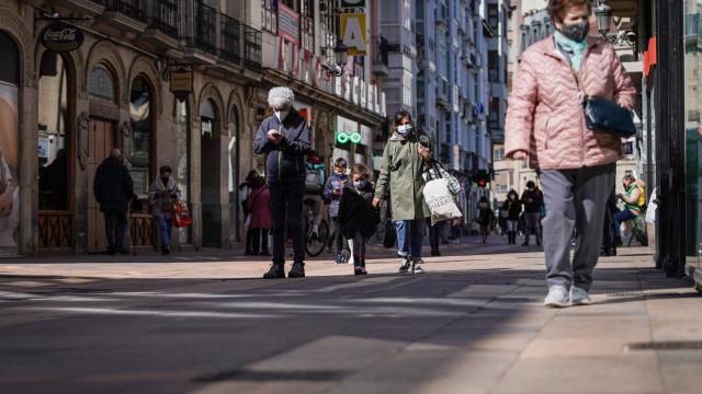 Imagen de ciudadanos en Vitoria. / EP