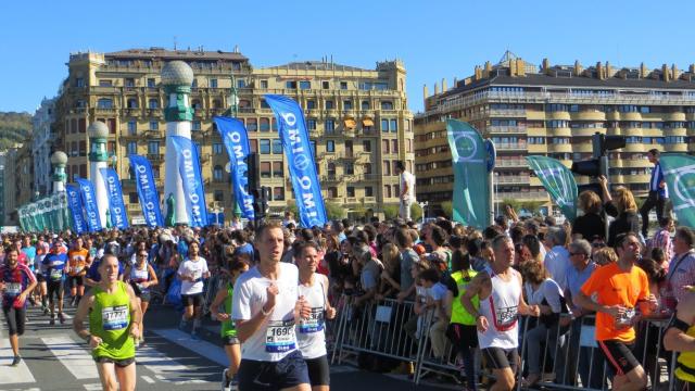 Participantes en una edicin de la Behobia-San Sebastin. Hacer deporte tras los excesos navideos requiere de una serie de recomendaciones / FLICKR