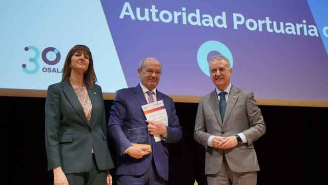Ricardo Barkala, presidente del Puerto de Bilbao, junto a Iñigo Urkullu e Idoia Mendia / Twitter