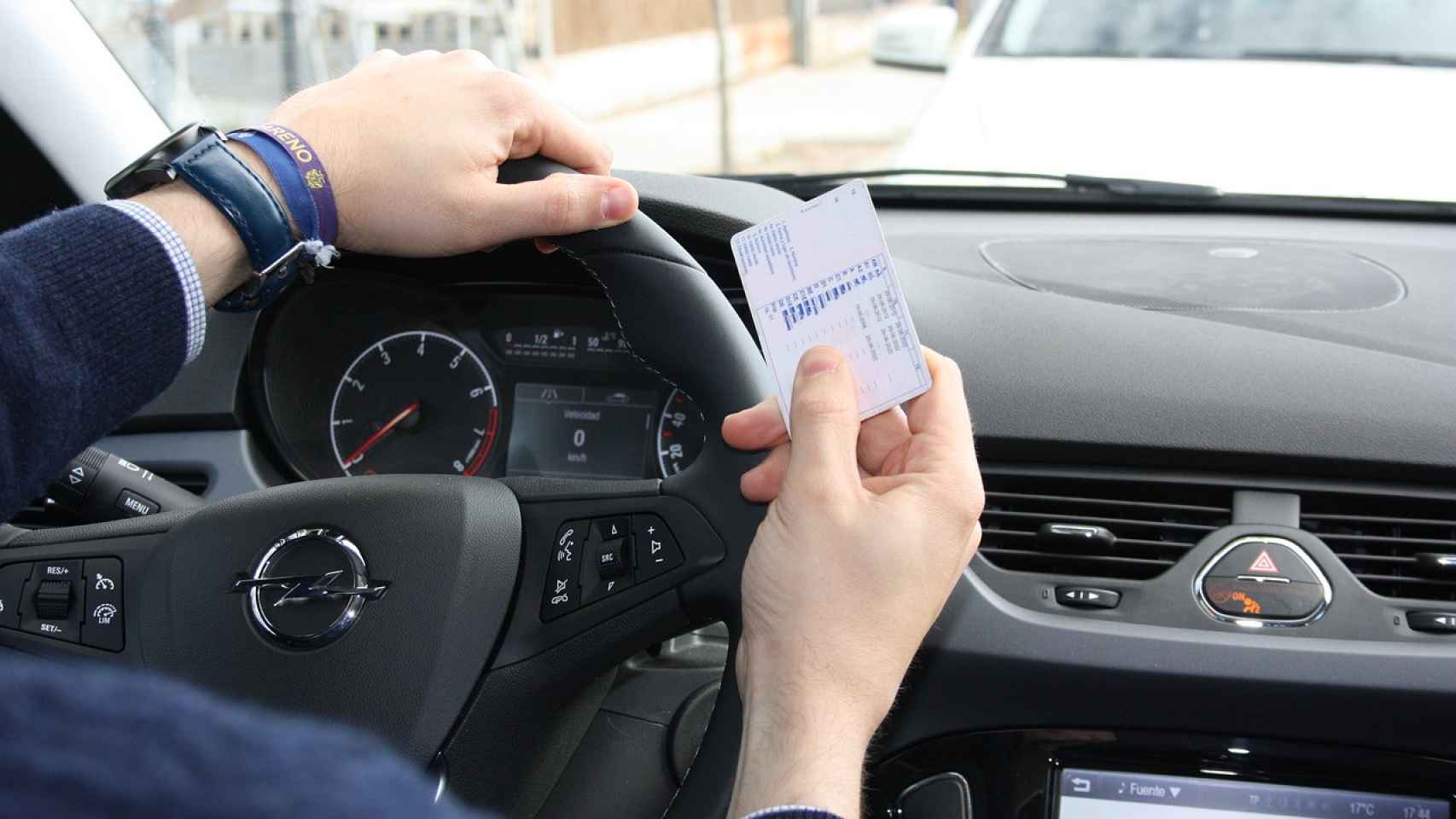 Una persona al volante.