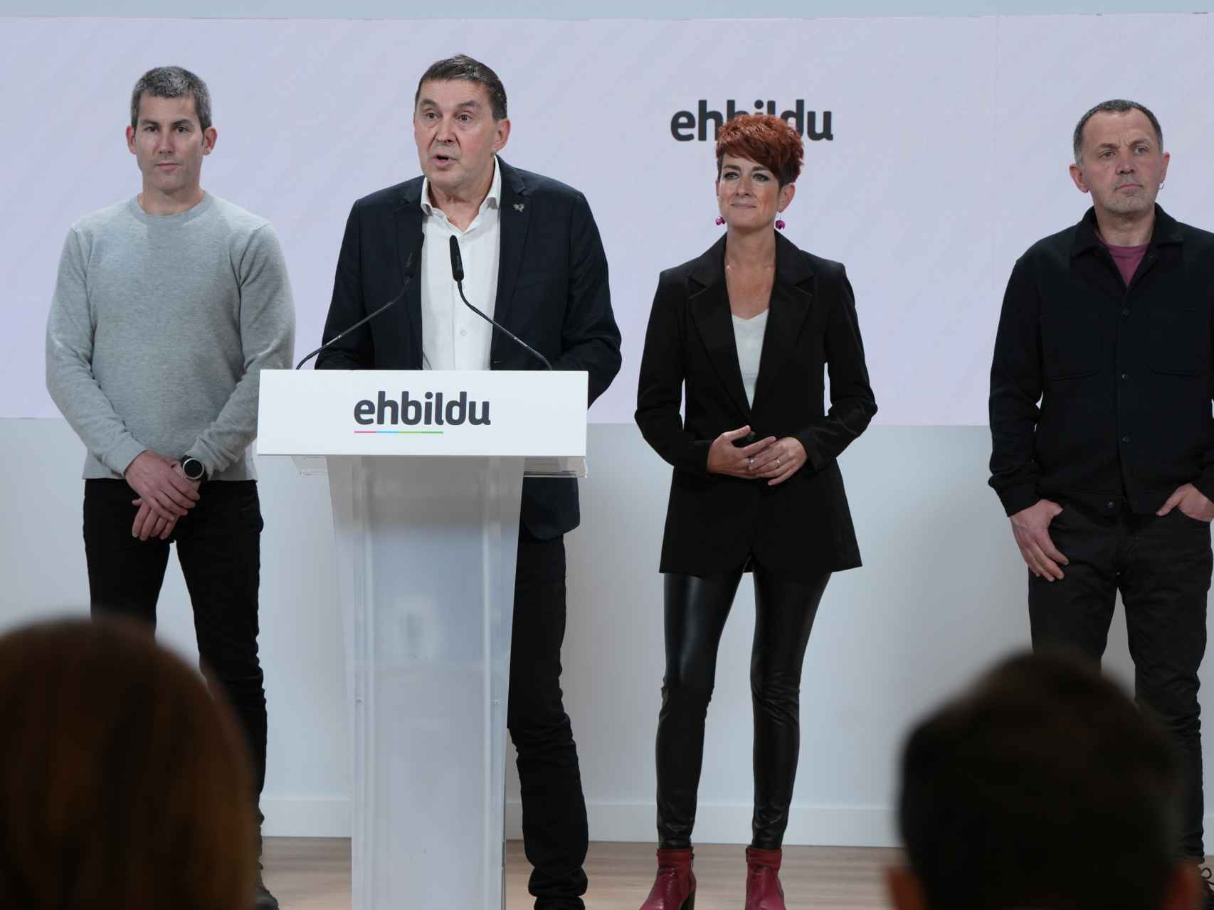 El coordinador general de EH Bildu, Arnaldo Otegi, junto a otros miembros  / UNANUE
