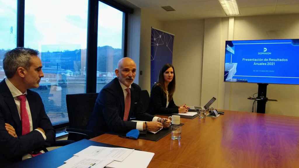 El CEO de Dominion, Mikel Barandiaran, con Roberto Tobillas y Patricia Berjón