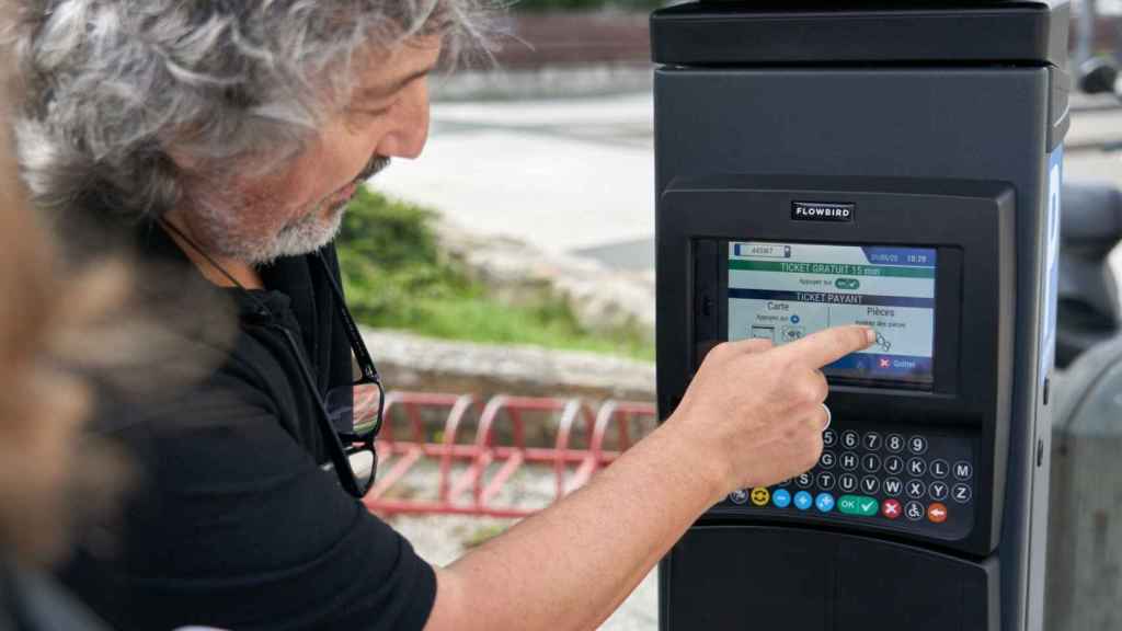 Un vecino paga la OTA.