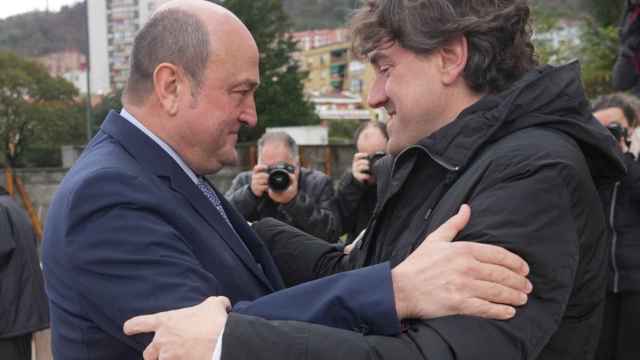 Andoni Ortuzar y Eneko Andueza se abrazan.
