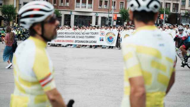 'Ertzainas en lucha' sale a la calle en una marcha cicloturista previa al Tour de Francia