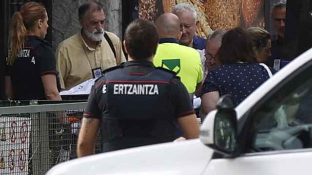 Efectivos en torno al inmueble donde permanecía atrincherado el hombre / MIGUEL TOÑA - EFE