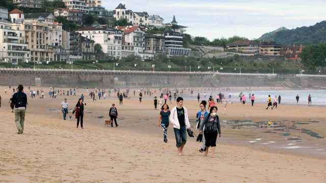 Un grupo de personas recorren la playa de la Concha en San Sebastián / Nagore Iraiola - Europa Press