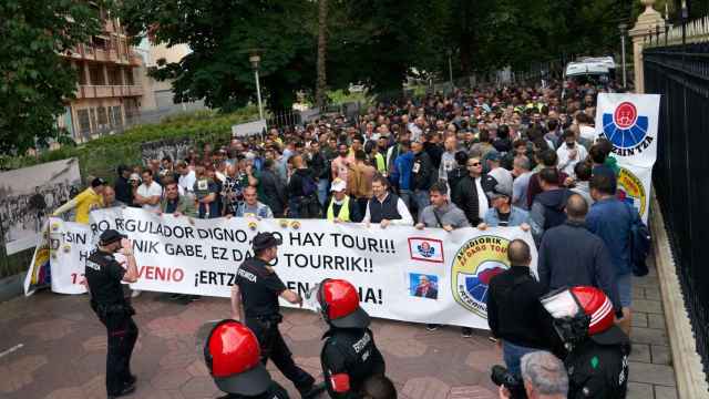 Los ertzainas se manifiestan en las inmediaciones del Parlamento vasco / L. RICO - EFE